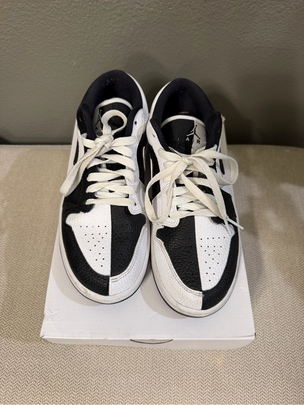 Air Jordan 1 low se. Rare design pattern. Size 8. Excellent condition